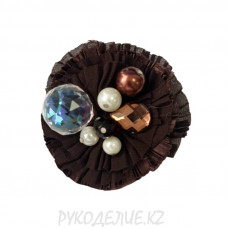 Брошь гофре с бусинами